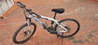 Bicicleta de montaña blanca