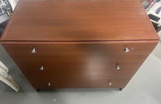 Armario de madera marrón antiguo