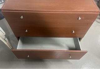 Armario de madera marrón antiguo