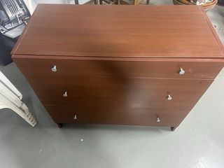 Armario de madera marrón antiguo