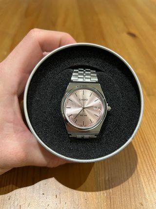 Reloj Casio plateado con esfera rosa – WR 50M