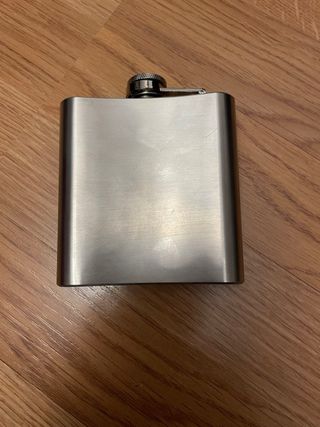 Vasos con caballos y petaca metálica