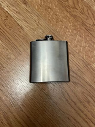 Vasos con caballos y petaca metálica