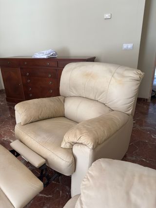 Sillón reclinable de cuero beige