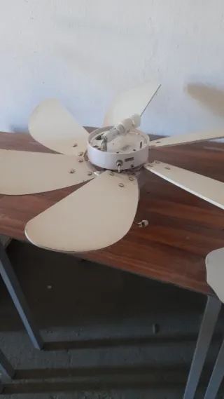 Ventilador de techo blanco con luz