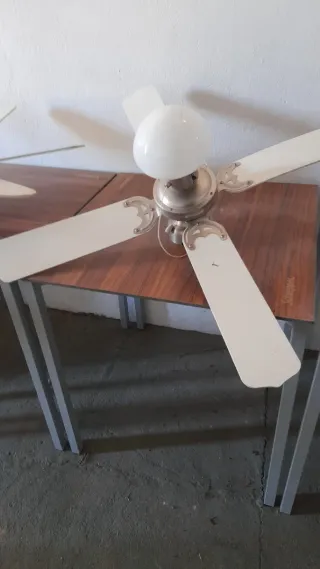 Ventilador de techo blanco con luz