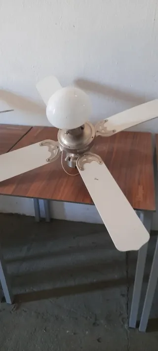 Ventilador de techo blanco con luz