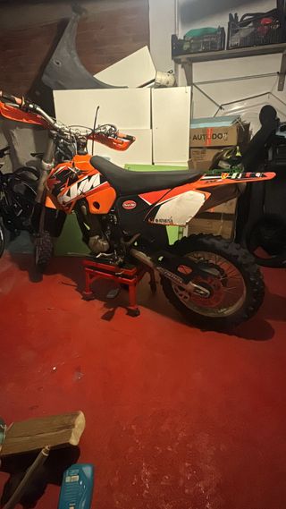 KTM Moto de Campo Naranja y Blanca