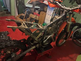 KTM Moto de Campo Naranja y Blanca