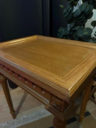 Mesa auxiliar de madera tallada