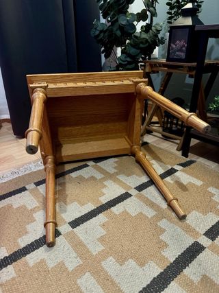 Mesa auxiliar de madera tallada