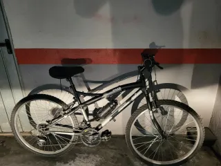 Bicicleta de montaña negra