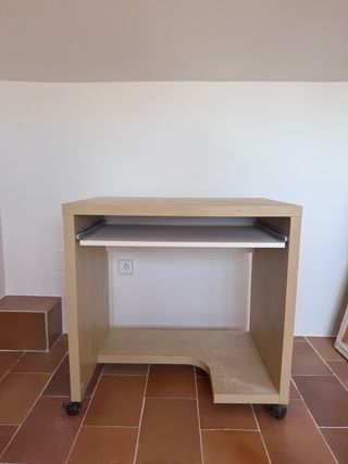 Mesa de ordenador con ruedas