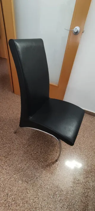 Sillas de comedor negras y plateadas.