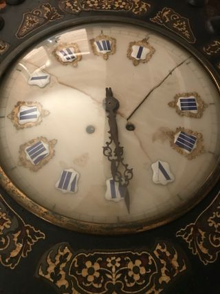 Reloj de pared antiguo decorado