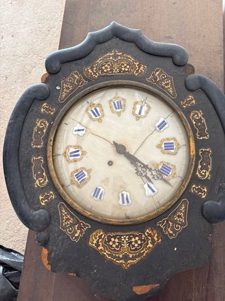 Reloj de pared antiguo decorado