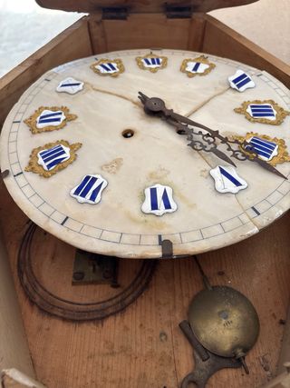 Reloj de pared antiguo decorado