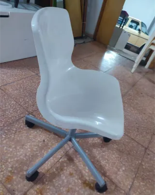 Silla de escritorio giratoria blanca
