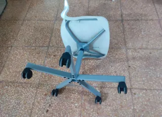 Silla de escritorio giratoria blanca