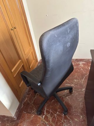 Silla de oficina de piel negra