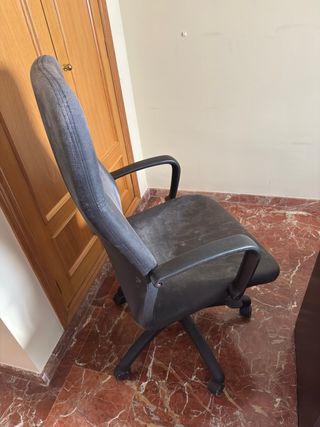 Silla de oficina de piel negra