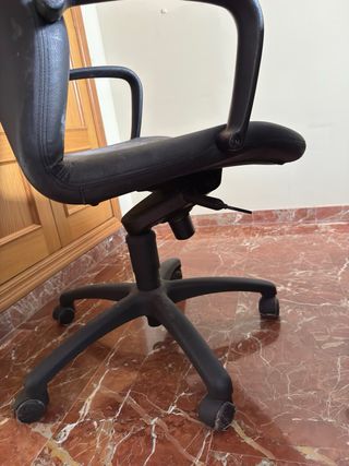 Silla de oficina de piel negra