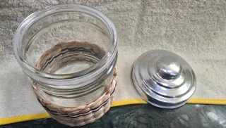 Zuccheriera in vetro con cestino intrecciato