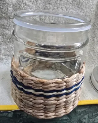 Zuccheriera in vetro con cestino intrecciato