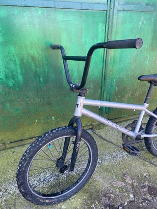Bicicleta BMX gris y negra