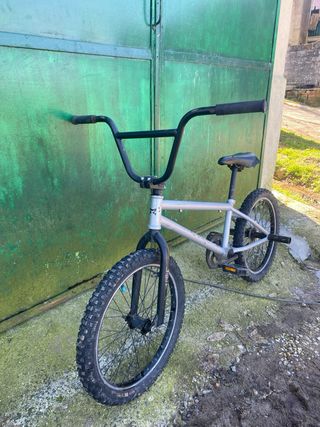 Bicicleta BMX gris y negra