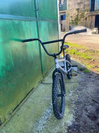 Bicicleta BMX gris y negra