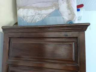 Armario de madera tallada