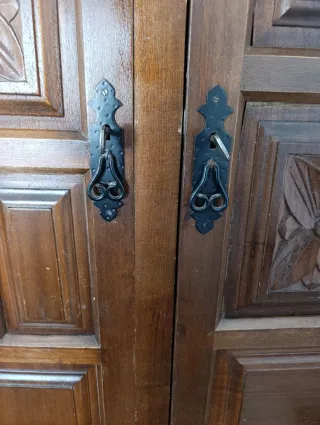 Armario de madera tallada