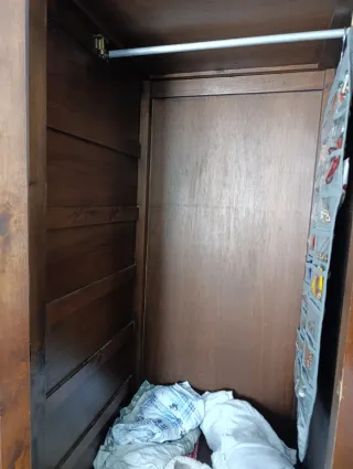 Armario de madera tallada