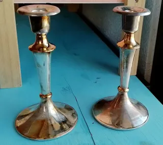 Coppia di Antichi Candelabri in Metallo