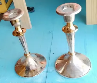 Coppia di Antichi Candelabri in Metallo