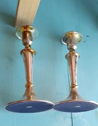 Coppia di Antichi Candelabri in Metallo