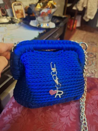 Borsetta uncinetto blu con charms