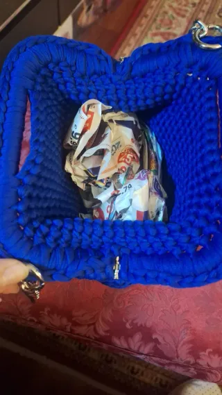 Borsetta uncinetto blu con charms