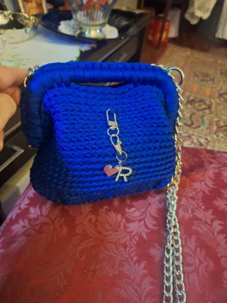 Borsetta uncinetto blu con charms