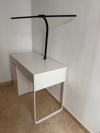 Mesa de escritorio blanca