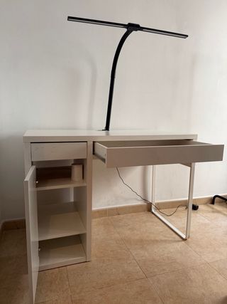 Mesa de escritorio blanca