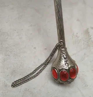 Paragüas beige con empuñadura de piedras