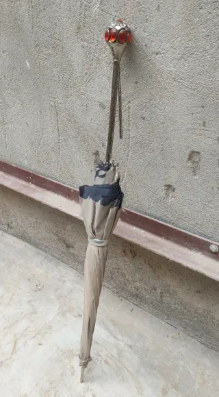 Paragüas beige con empuñadura de piedras