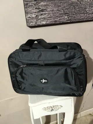 Borsa da viaggio nera con simbolo aereo