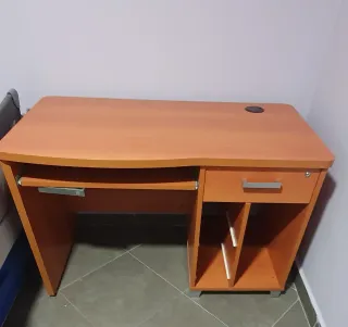 Escritorio de madera marrón