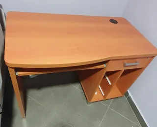 Escritorio de madera marrón
