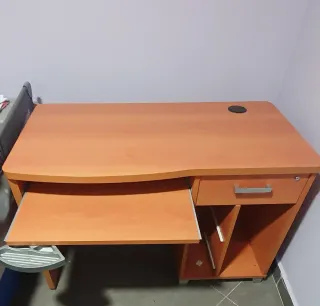 Escritorio de madera marrón