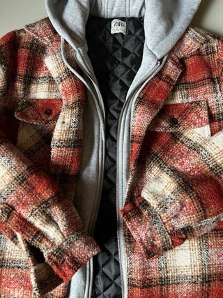 Chaqueta Zara Man cuadros con capucha