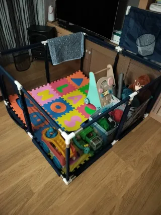 Parque infantil con canasta y puzzle